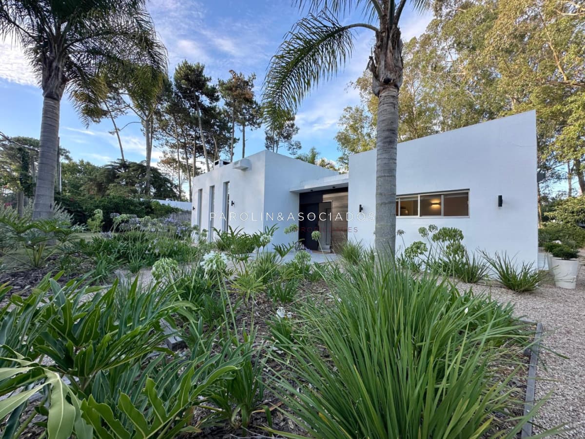 Casa de 4 Dormitorios en venta en San Rafael, Punta del Este.