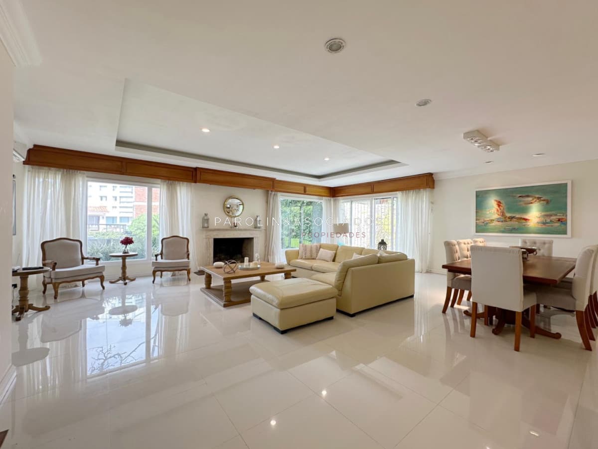 Excelente Casa en Venta de 5 Dormitorios en Playa mansa, Punta del Este