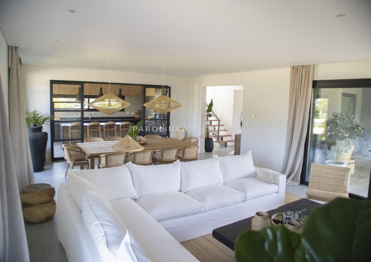 Hermosa casa en venta de 4 dormitorios en Laguna Escondida, José Ignacio.