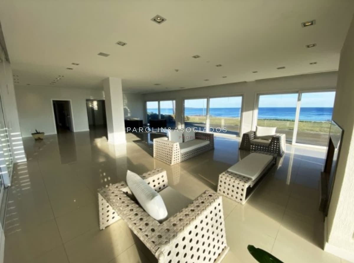 Hermosa casa en venta frente al mar, Punta del Este.