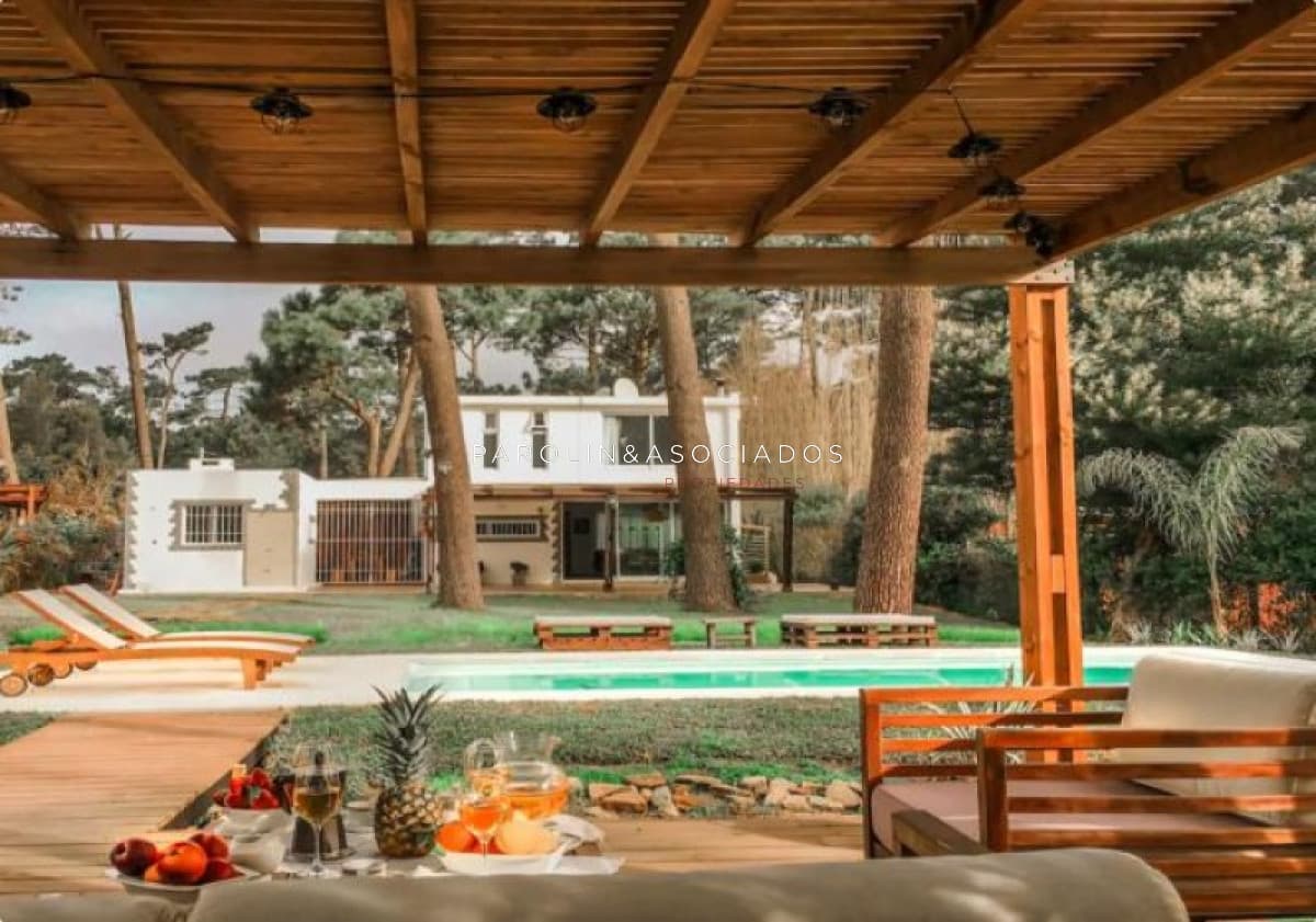 Hermosa casa en venta de 4 dormitorios en Punta del Este.
