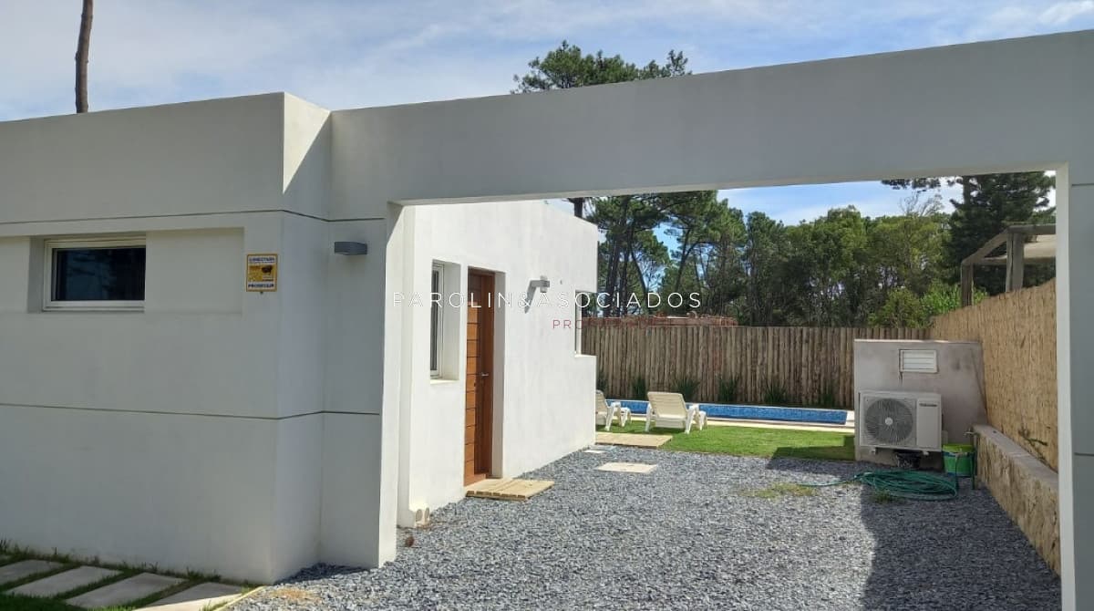 Casa en venta de 3 dormitorios en La Barra, Punta del Este.