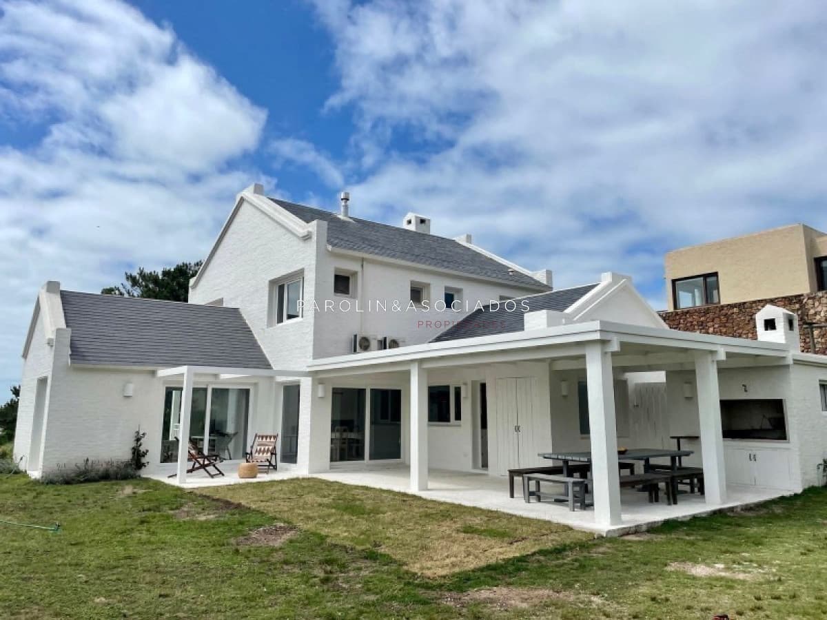Casa en Venta de 4 Dormitorios en Laguna Blanca