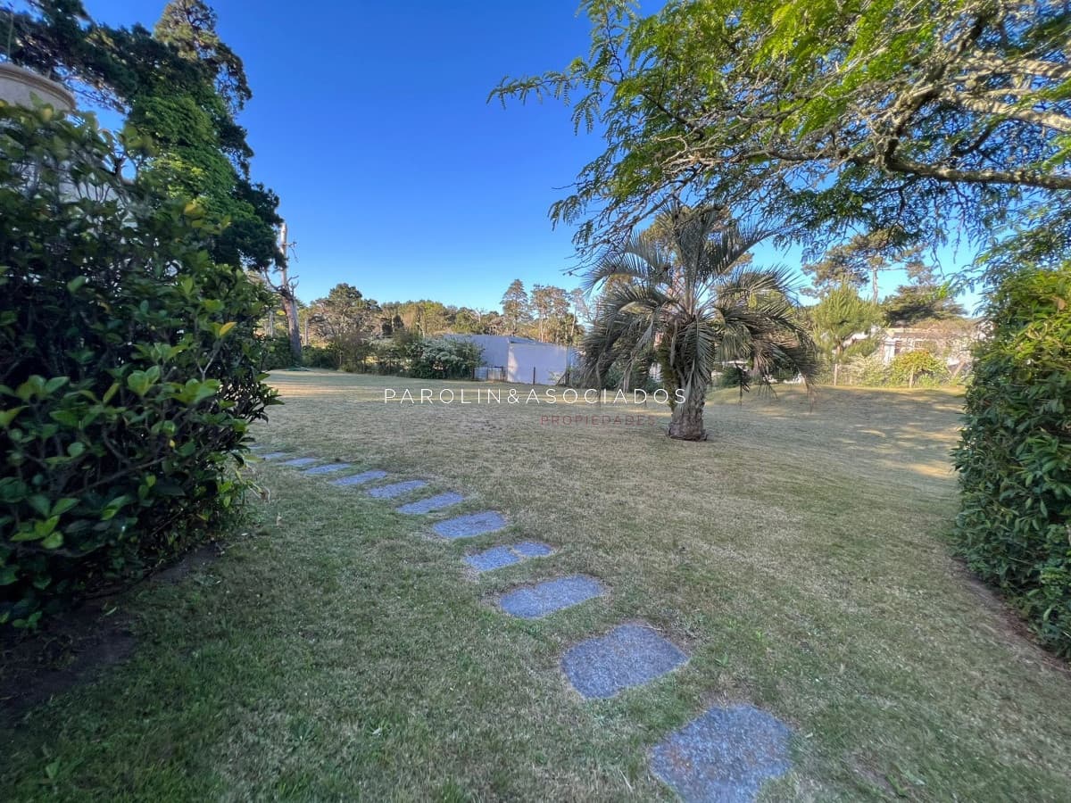 Casa de 4 dormitorios en venta en Lugano, Punta del Este.