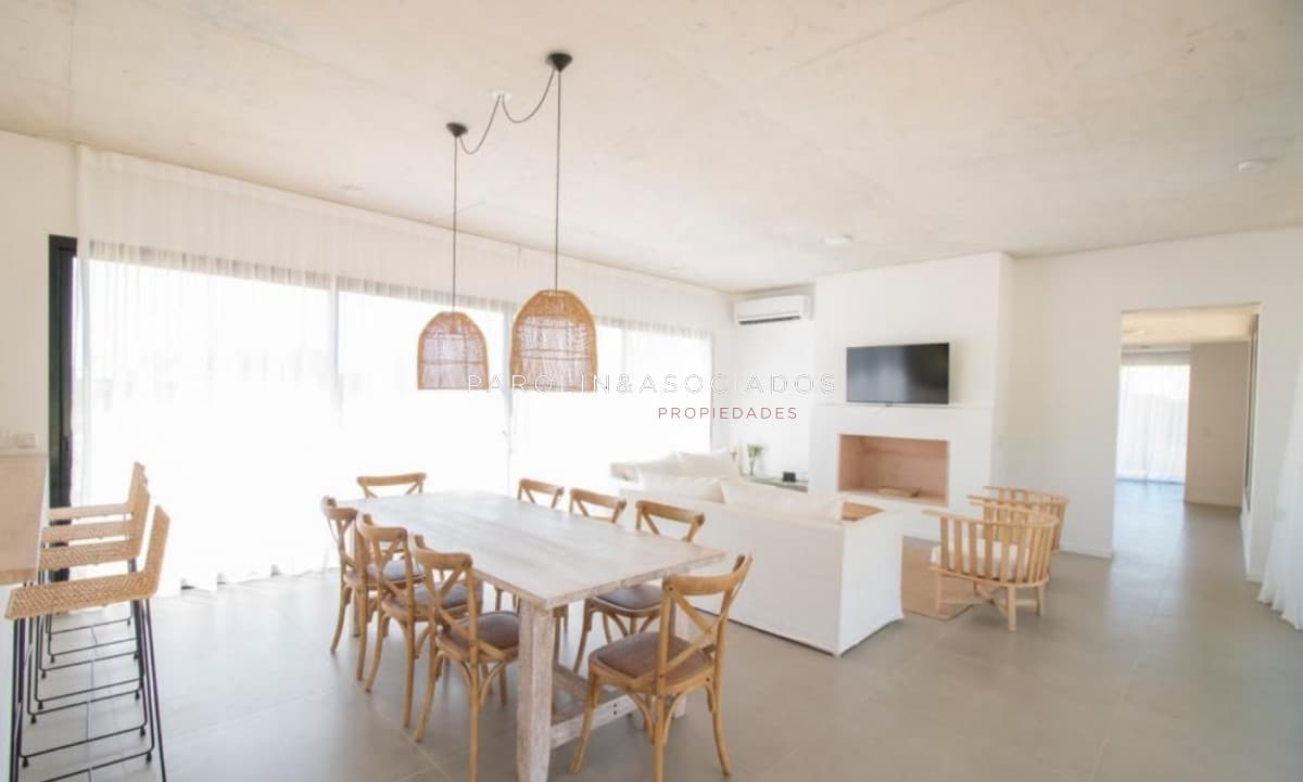 Casa de 4 dormitorios en venta en Pueblo Mio, Punta del Este.