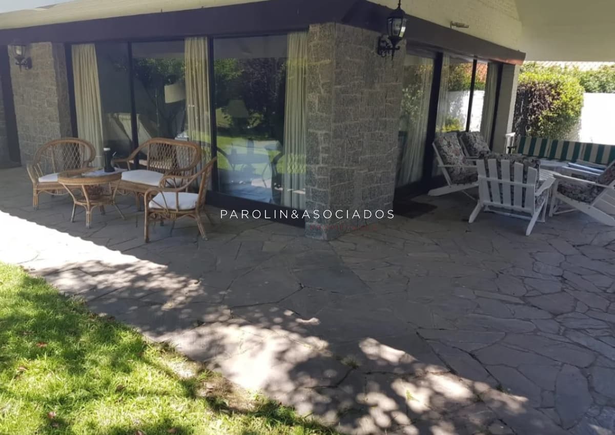 Casa de 5 dormitorios en venta en Marconi, Punta del Este.