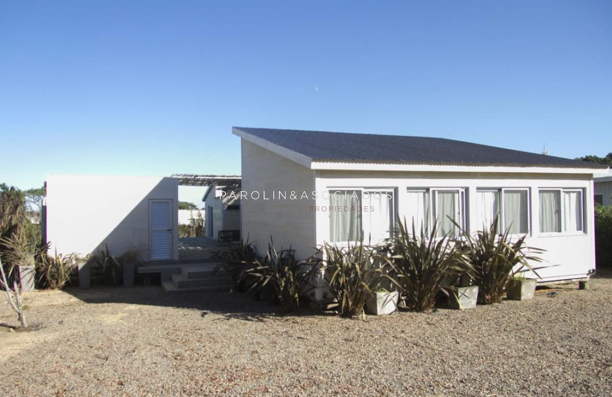 Casa playera en una planta ubicada dentro de Club de Mar. Jose Ignacio, Punta del Este
