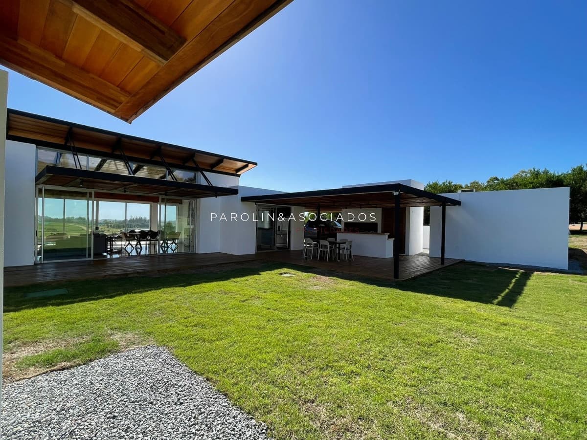 Casa en venta de 4 dormitorios en Pueblo Mío, Punta del Este.
