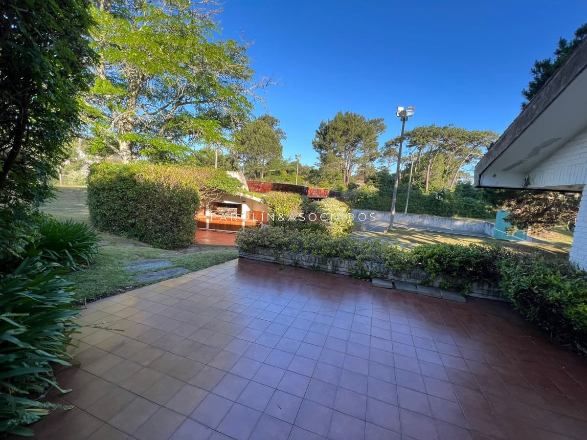 Casa de 4 dormitorios en venta en Lugano, Punta del Este.