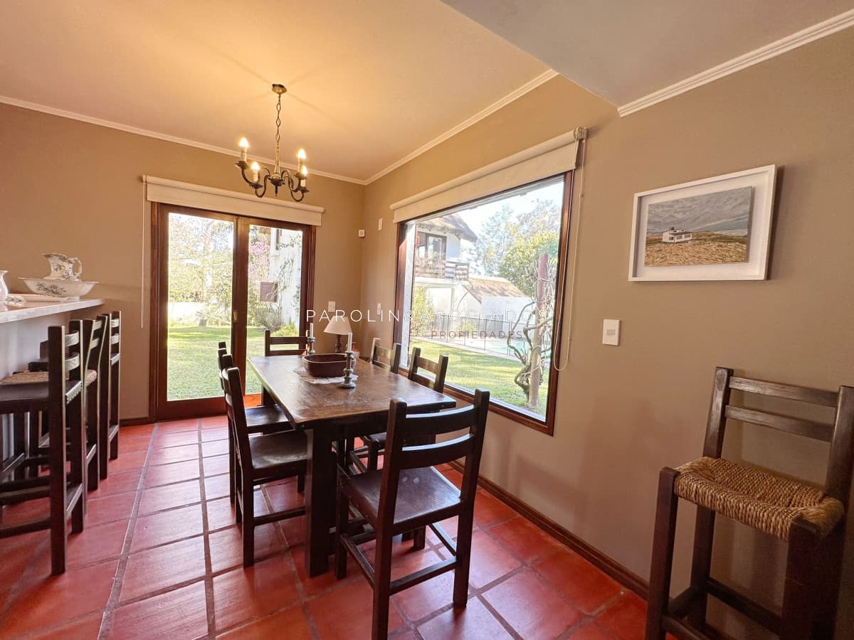 Casa de 5 dormitorios en venta en Pinares, Punta del Este.