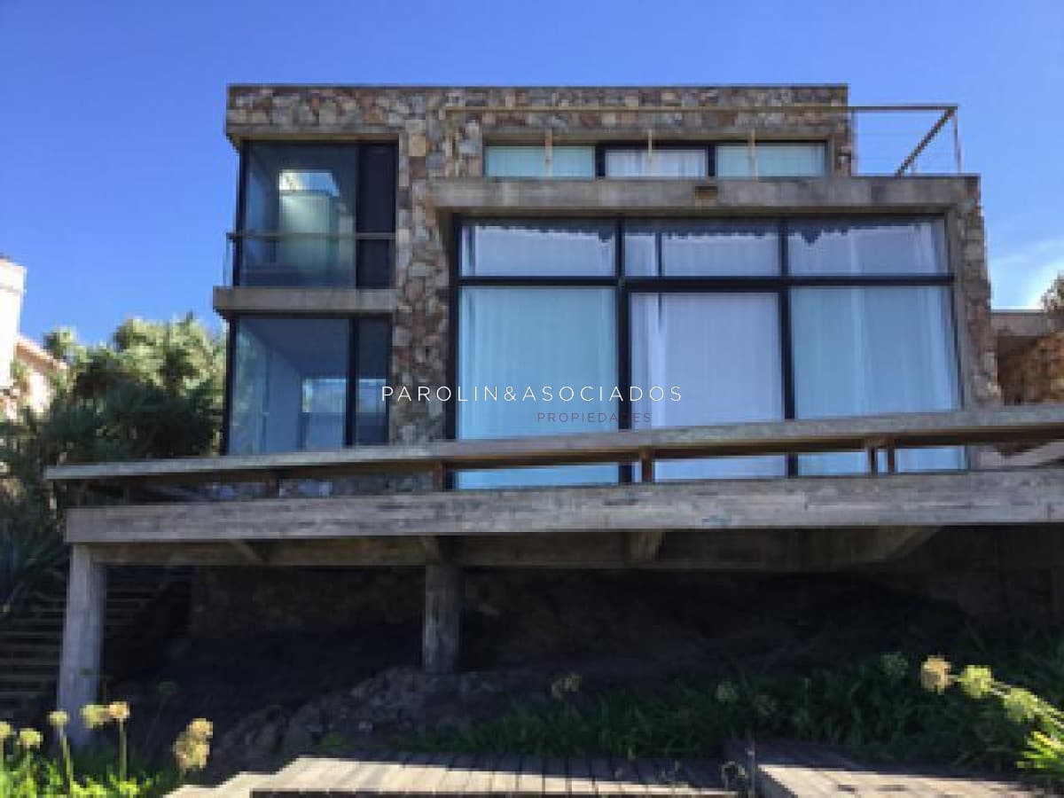 Moderna casa en venta frente al mar en Manantiales, Punta del Este.