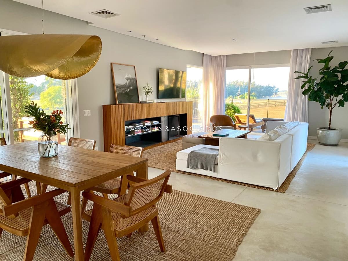 Casa de 4 dormitorios en venta en El Quijote, Punta del Este.