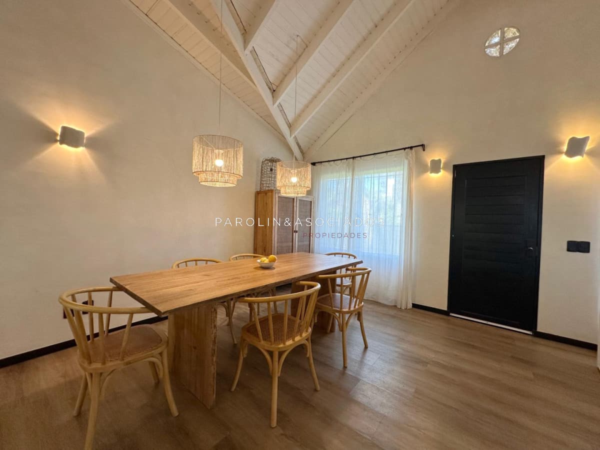 Casa En Venta De 5 Dormitorios + Dependencia de servicio En Rincon Del Indio, Punta Del Este