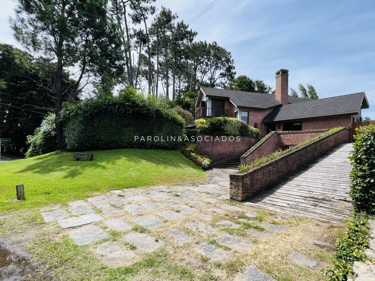 Casa en venta de 4 dormitorios en Country, Punta del Este.