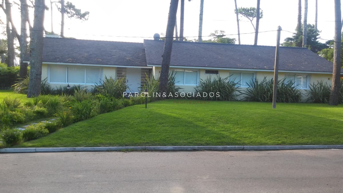 Hermosa casa en venta de 4 Dormitorios ubicada en Playa Mansa, Punta del este