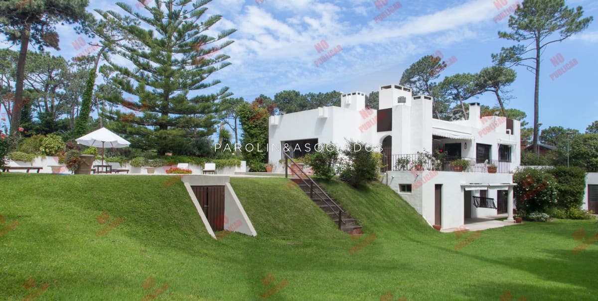 Casa en venta de 6 dormitorios en venta en Lugano, Punta del Este.