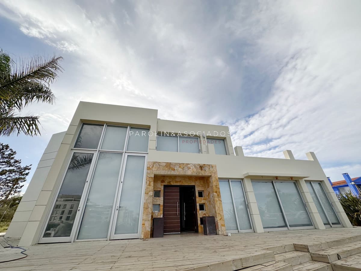 Excelente casa en venta de 5 dormitorios en Manantiales, Punta del Este.