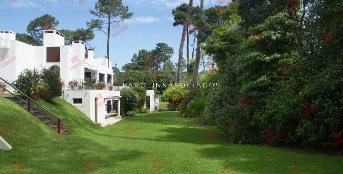 Casa en venta de 6 dormitorios en venta en Lugano, Punta del Este.