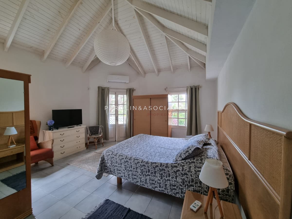 Casa en venta en La Barra a 3 cuadras de la playa, Punta del Este.