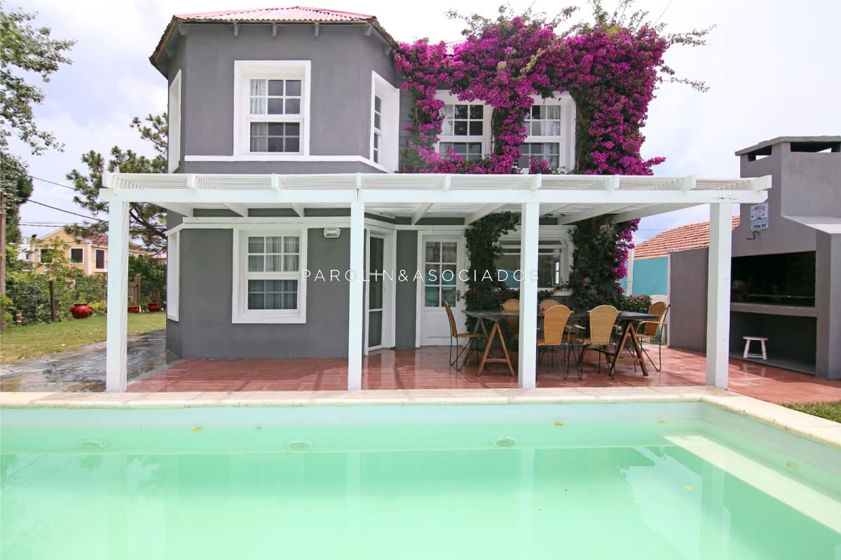 Casa en venta en La Barra a 3 cuadras de la playa, Punta del Este.