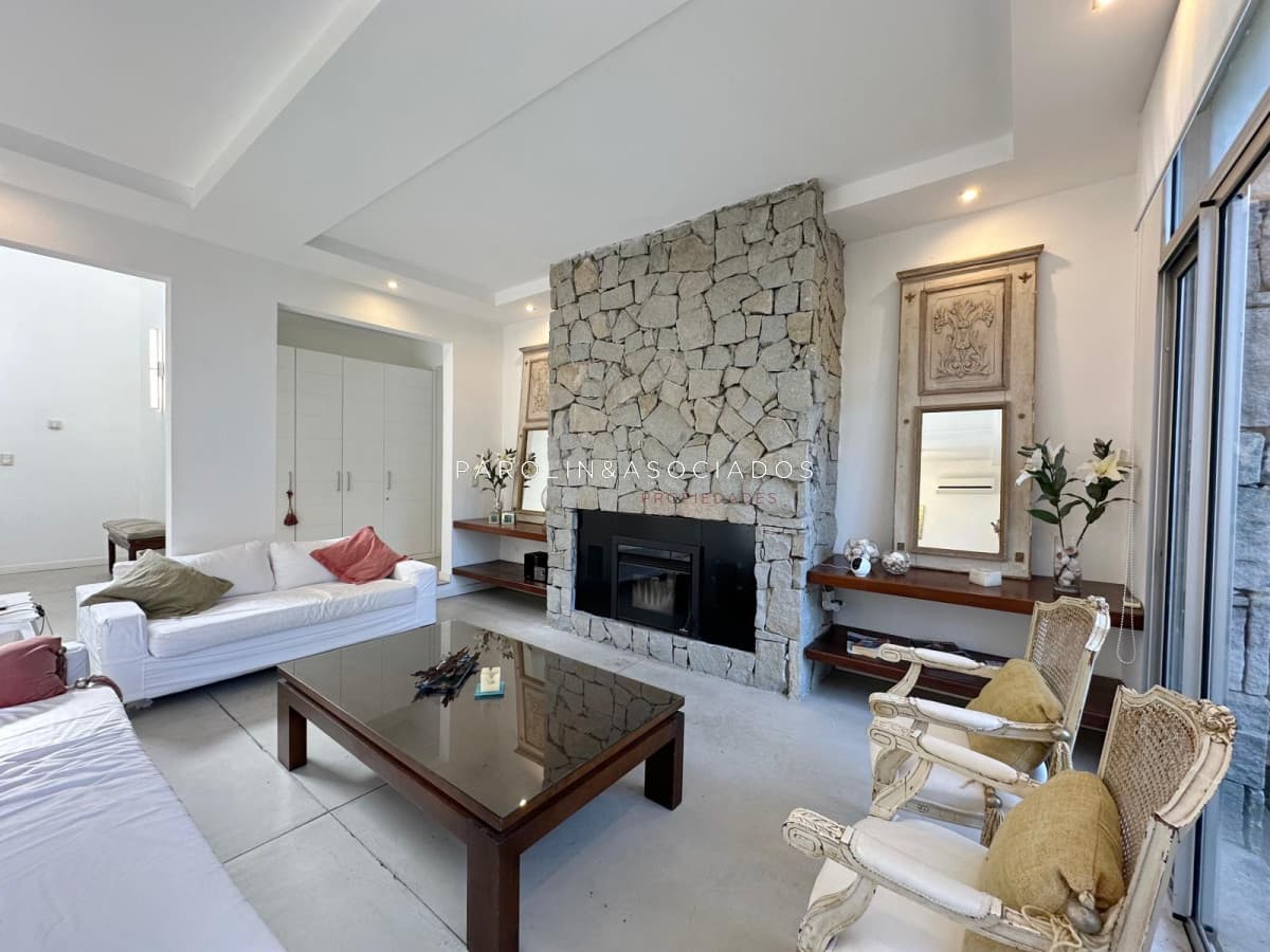 Casa en Alquiler Temporario de 4 Dormitorios + dependencia en Laguna Blanca, Punta del Este