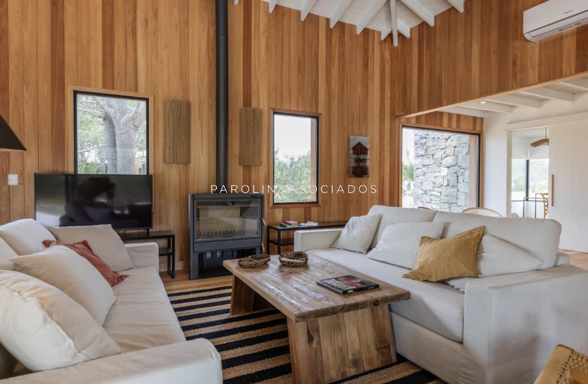 Casa en Venta de 4 Dormitorios en Laguna Escondida