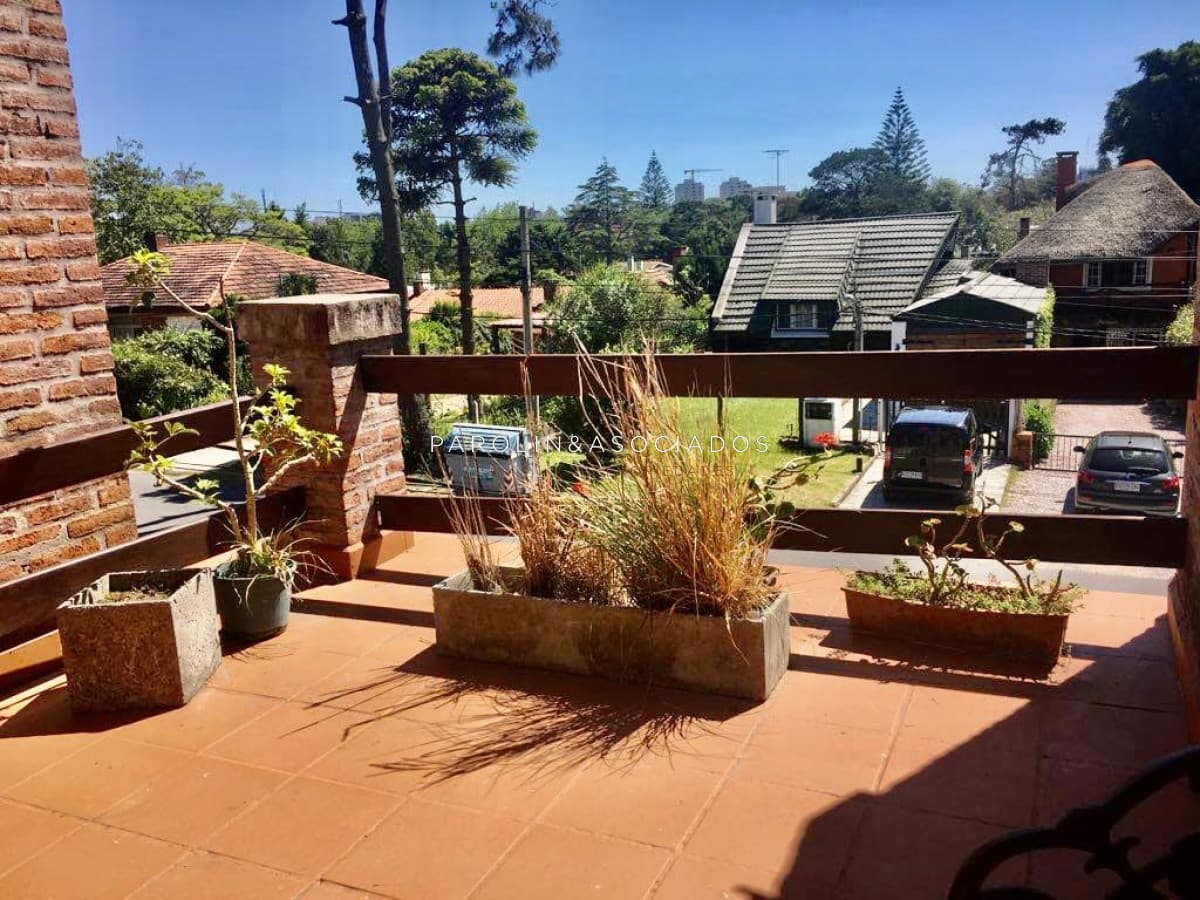 Hermosa casa en venta de 5 dormitorios en Mansa, Punta del Este.