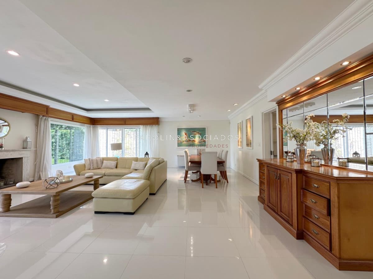 Excelente Casa en Venta de 5 Dormitorios en Playa mansa, Punta del Este