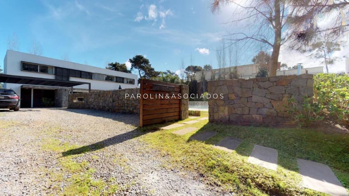 Casa en venta de 5 dormitorios en La Arbolada, Punta del Este.