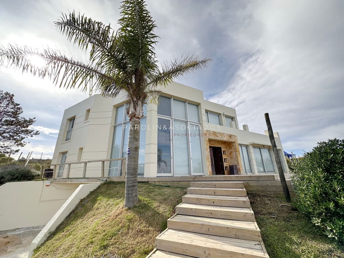 Excelente casa en venta de 5 dormitorios en Manantiales, Punta del Este.