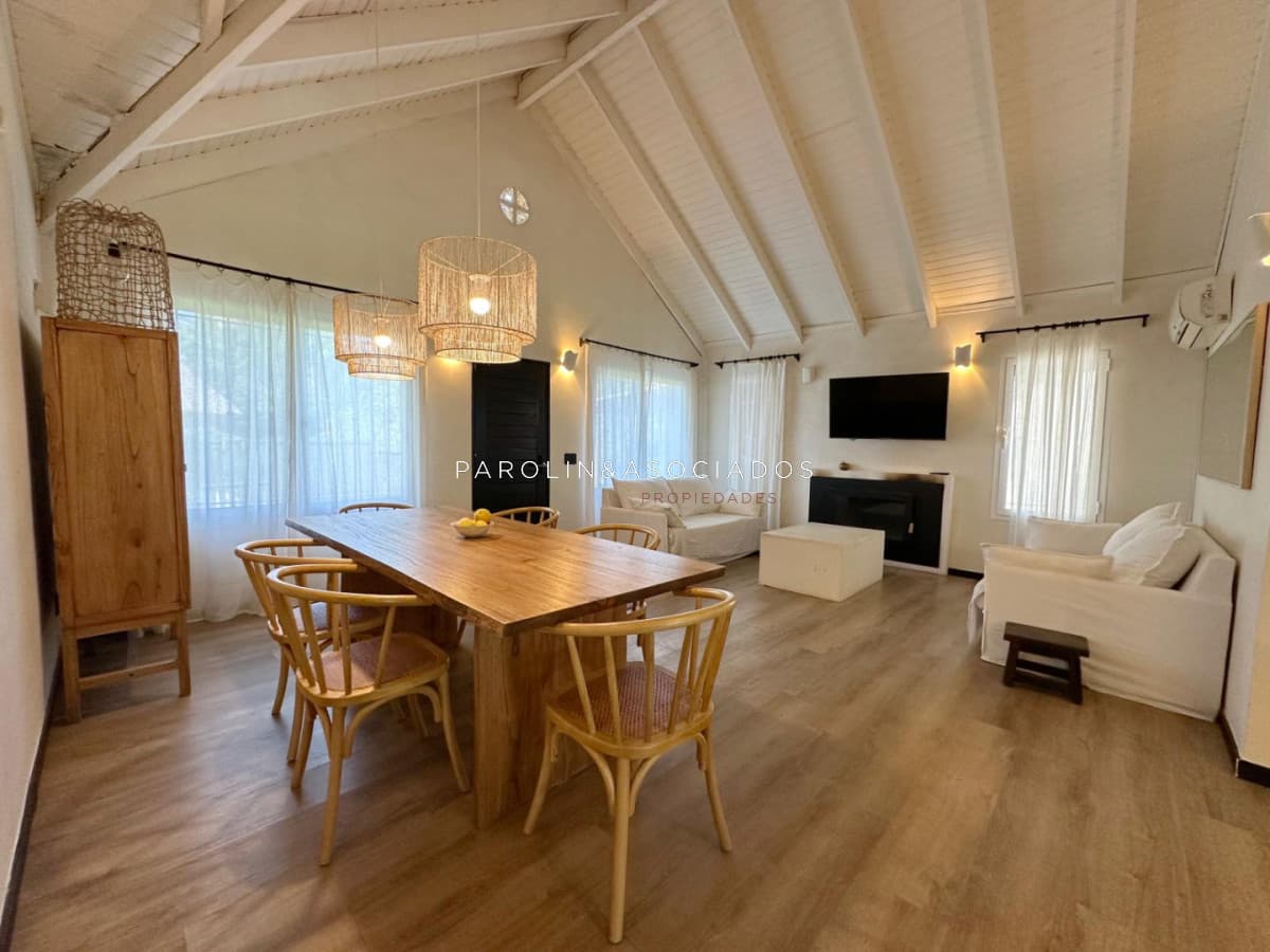 Casa En Venta De 5 Dormitorios + Dependencia de servicio En Rincon Del Indio, Punta Del Este