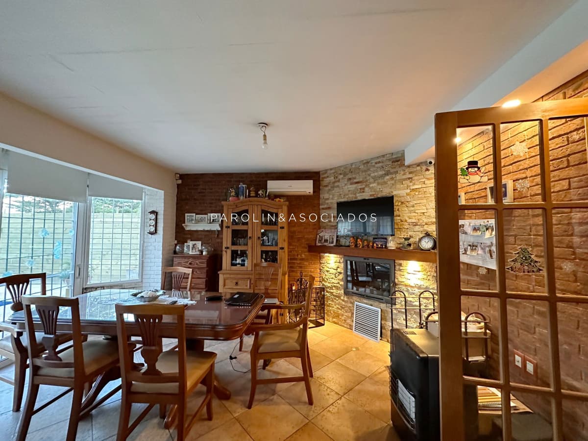 Hermosa casa en venta de 4 dormitorios en Mansa, Punta del Este.