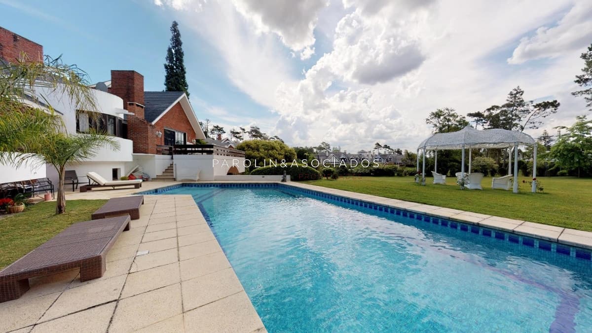 Casa en venta de 6 dormitorios en el Golf, Punta del Este.