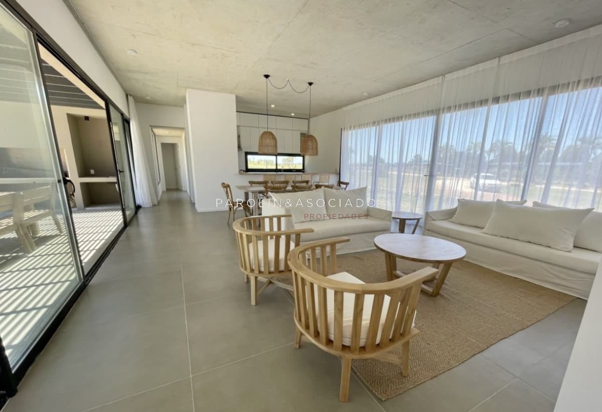 Casa de 4 dormitorios en venta en Pueblo Mio, Punta del Este.