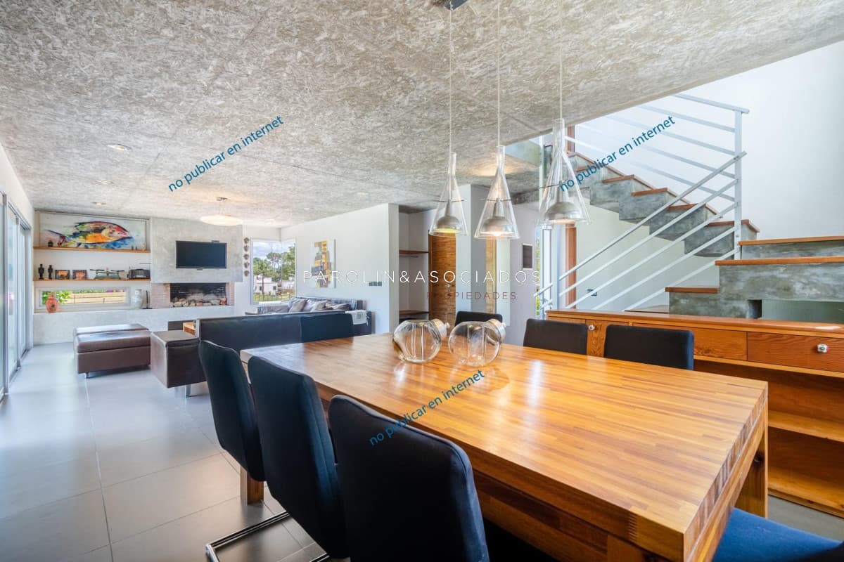 Venta de casa de 4 dormitorios en barrio Residence, Punta del Este.