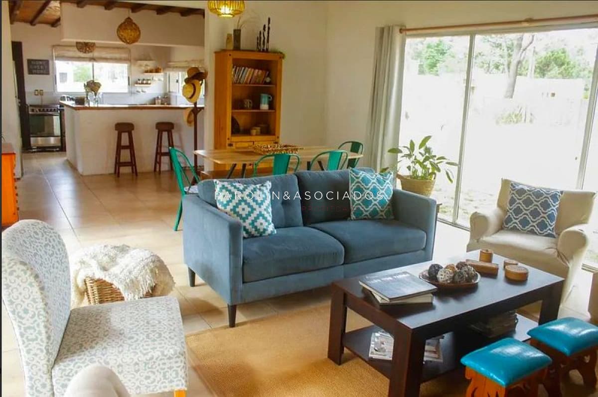 Casa de 3 dormitorios en venta en La Barra, Punta del Este.