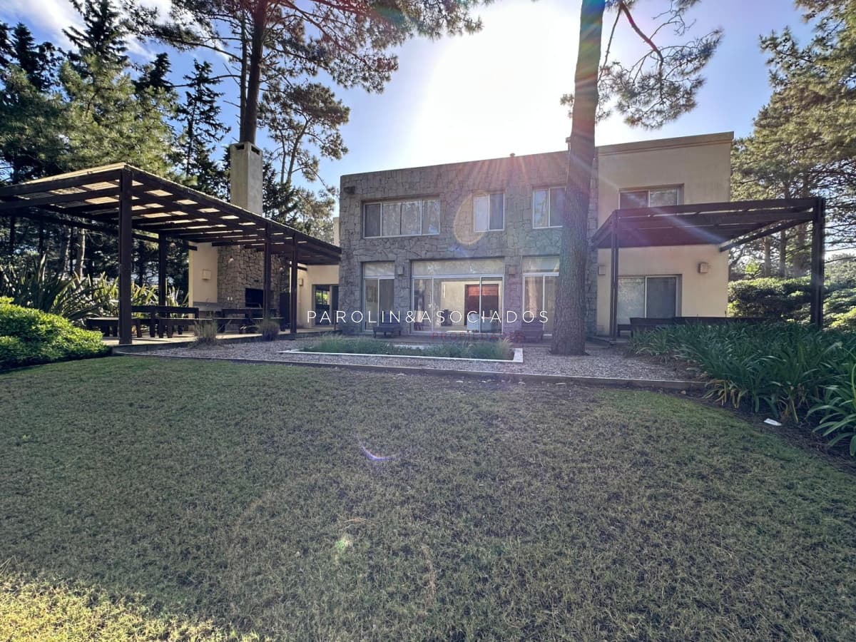 Casa en Alquiler Temporario de 4 Dormitorios + dependencia en Laguna Blanca, Punta del Este