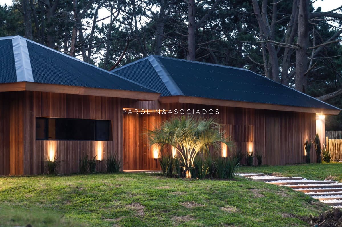 Hermosa casa en venta con 4 dormitorios en Pinar del Faro, Punta del Este.
