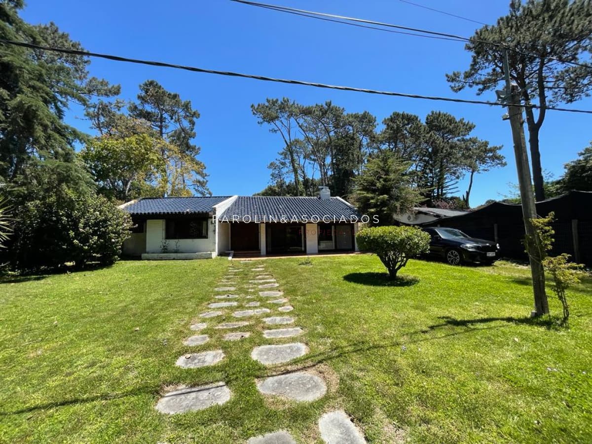 Hermosa casa de 4 dormitorios en Mansa, Punta del Este.