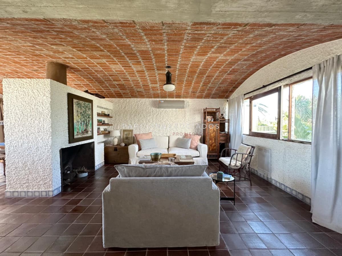 Excelente Casa en Venta de 4 Dormitorios ubicada en Peninsula, Punta del Este.