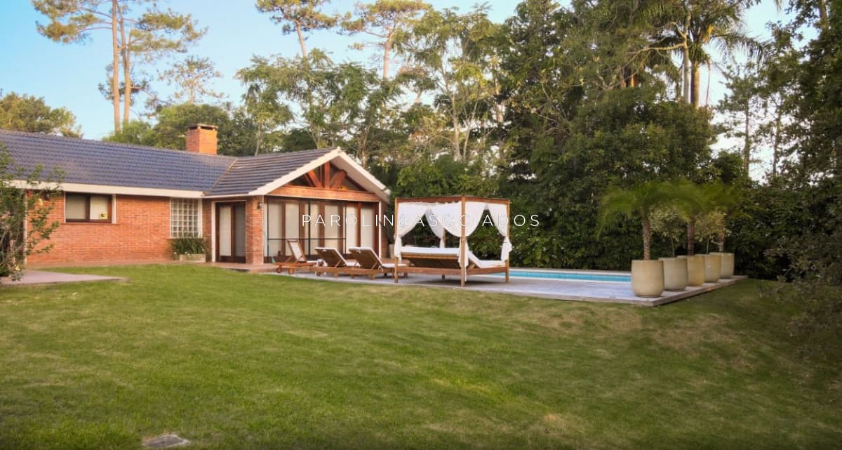 Casa en venta de 4 dormitorios en playa Mansa, Punta del Este.