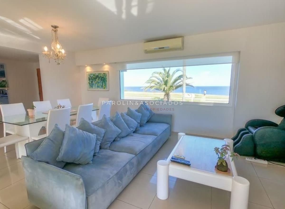 Hermosa casa en venta de 4 dormitorios frente al mar, Punta del Este.