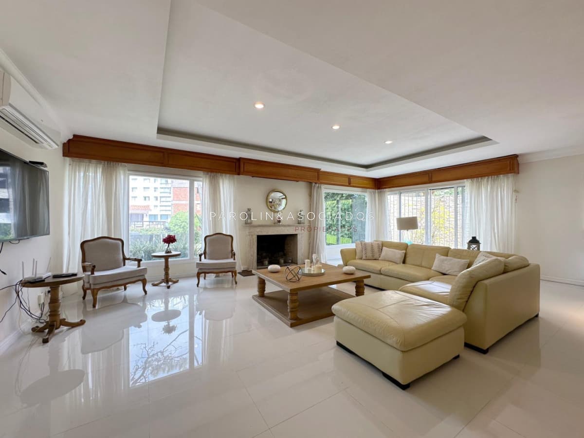 Excelente Casa en Venta de 5 Dormitorios en Playa mansa, Punta del Este