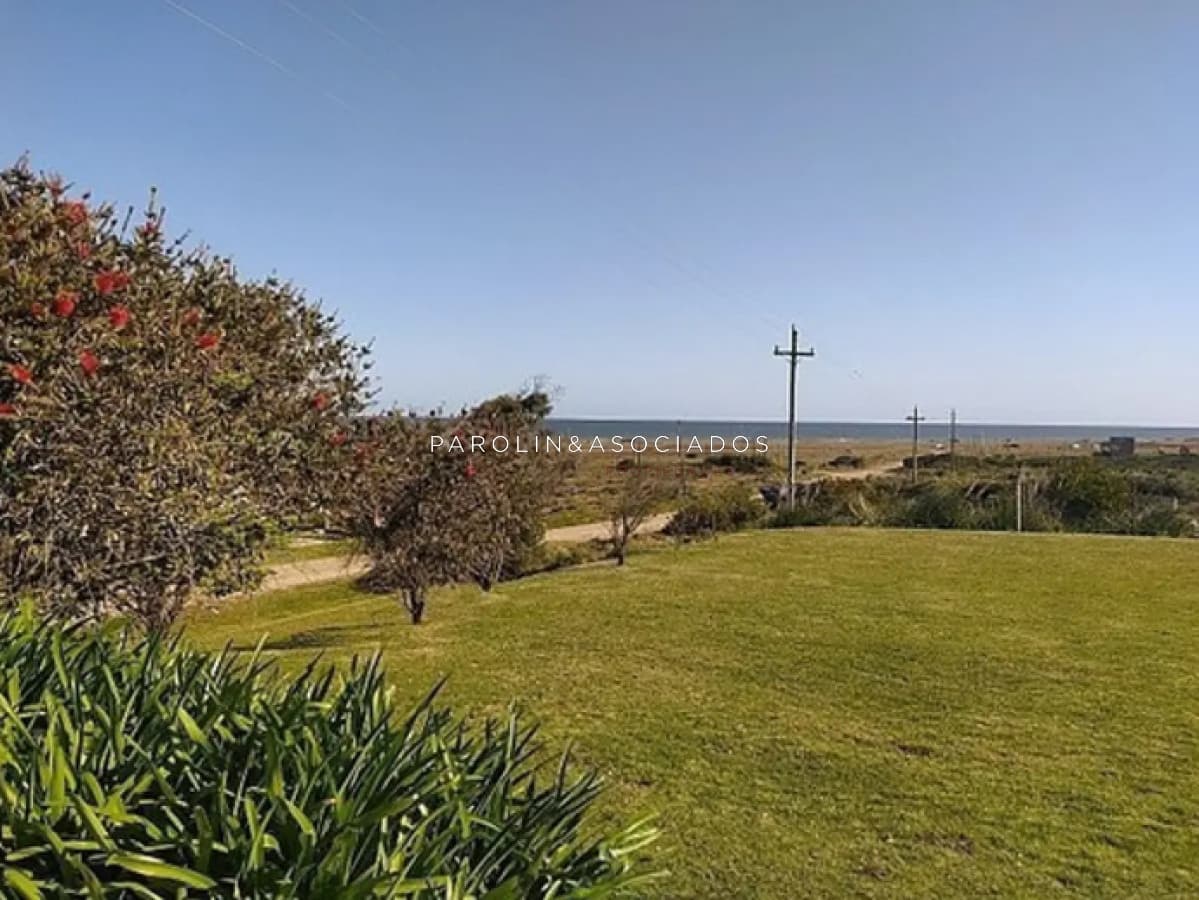Excelente casa en venta frente al mar en Barra de Portezuelo, Punta del Este.