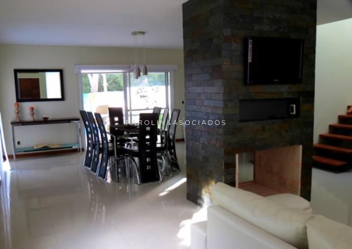 Casa en venta de 4 dormitorios en barrio Club Solanas, Punta del Este.