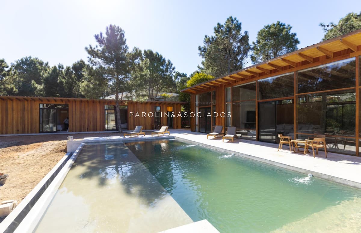 Casa en Venta de 5 Dormitorios en Laguna Escondida