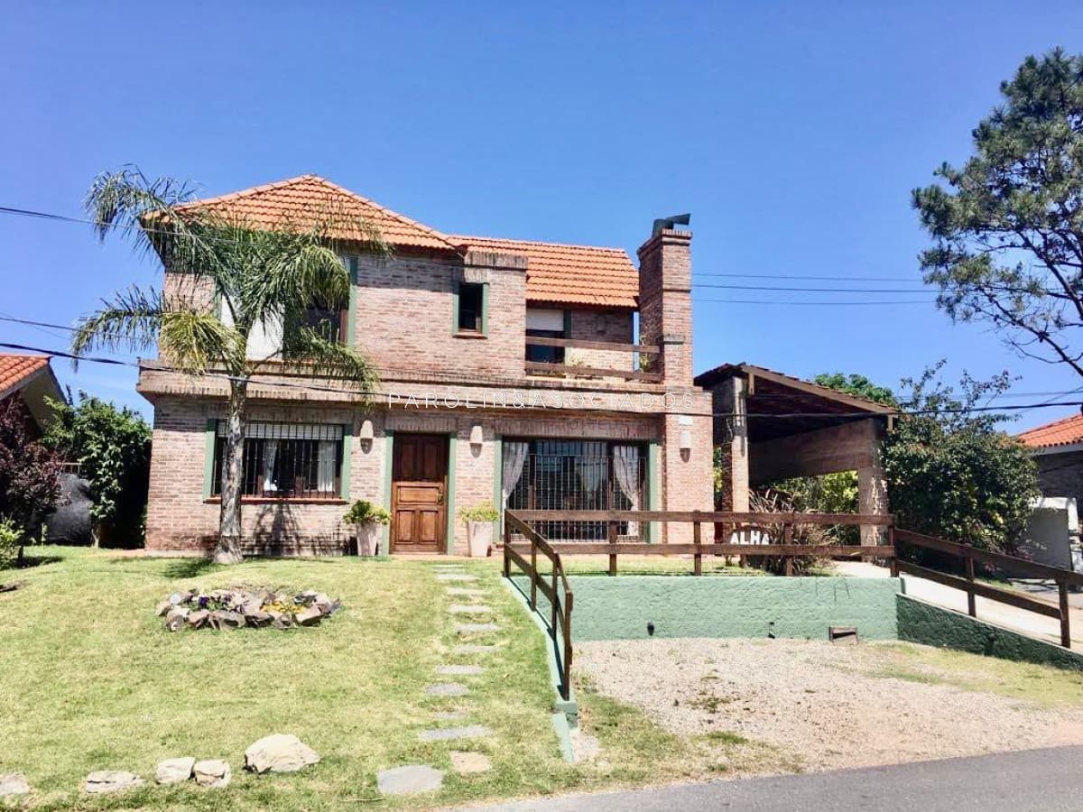 Hermosa casa en venta de 5 dormitorios en Mansa, Punta del Este.