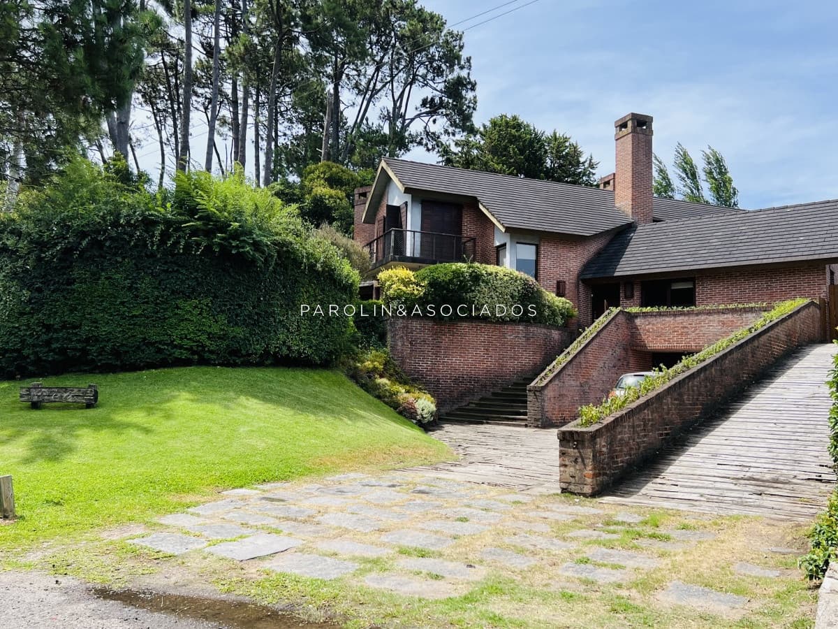Casa en venta de 4 dormitorios en Country, Punta del Este.