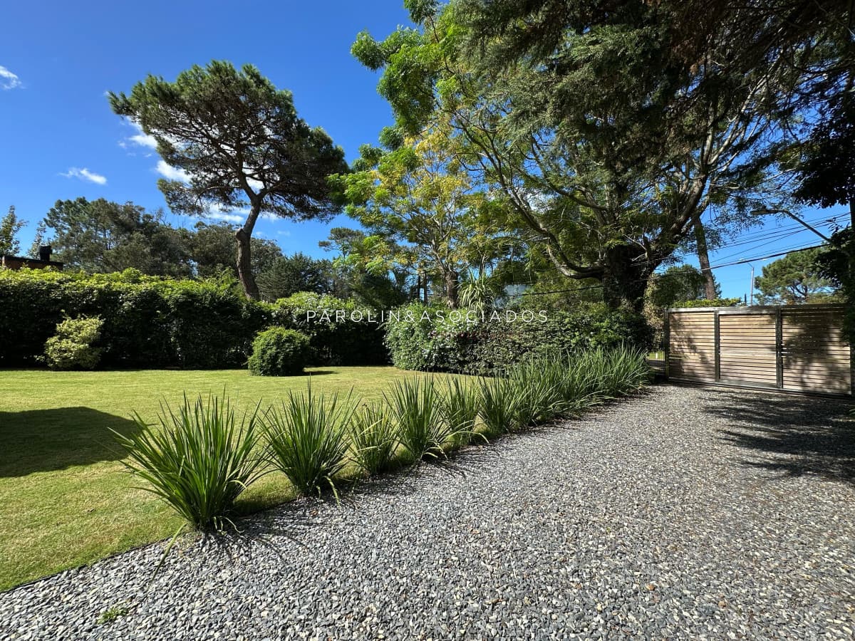 Hermosa casa de 2 dormitorios en venta. San Rafael, Punta del Este