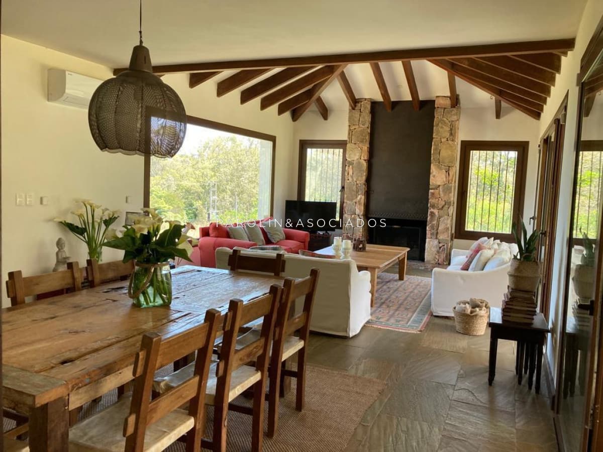 Casa en venta de 4 dormitorios en La Barra, Punta del Este.